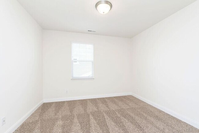Building Photo - Beautiful Three Bedroom in Carmel!