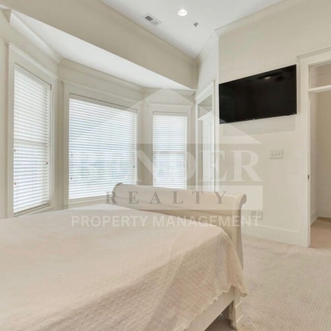 Building Photo - BEAUTIFUL EXECUTIVE TOWNHOME FOR RENT