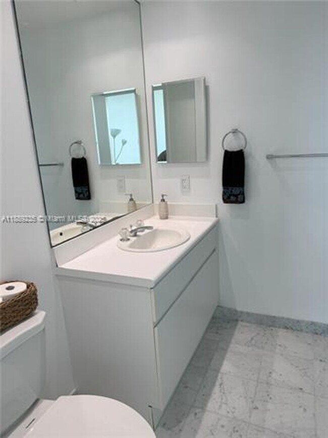 Building Photo - 16400 Collins Ave