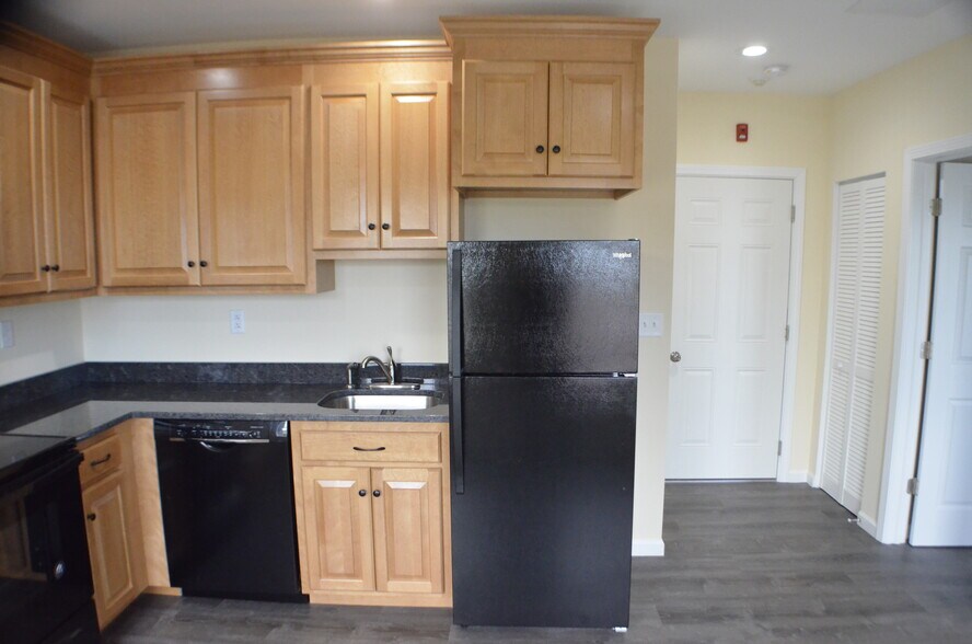 Building Photo - 563 Burritt St