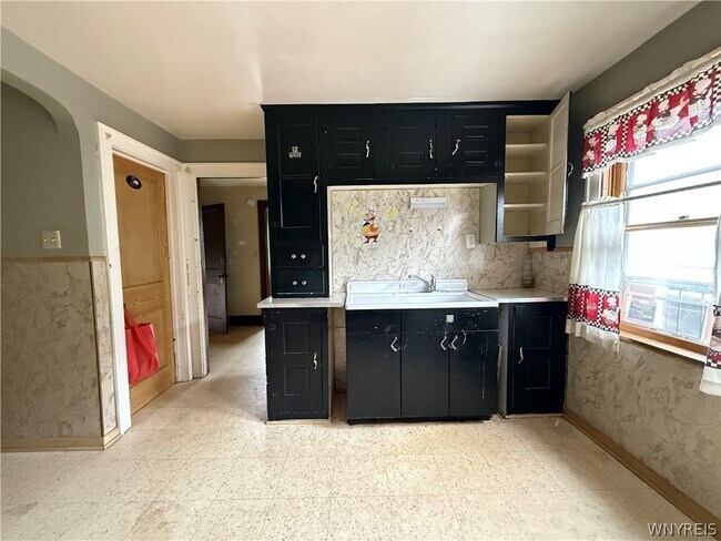 Building Photo - 733 Lasalle Ave