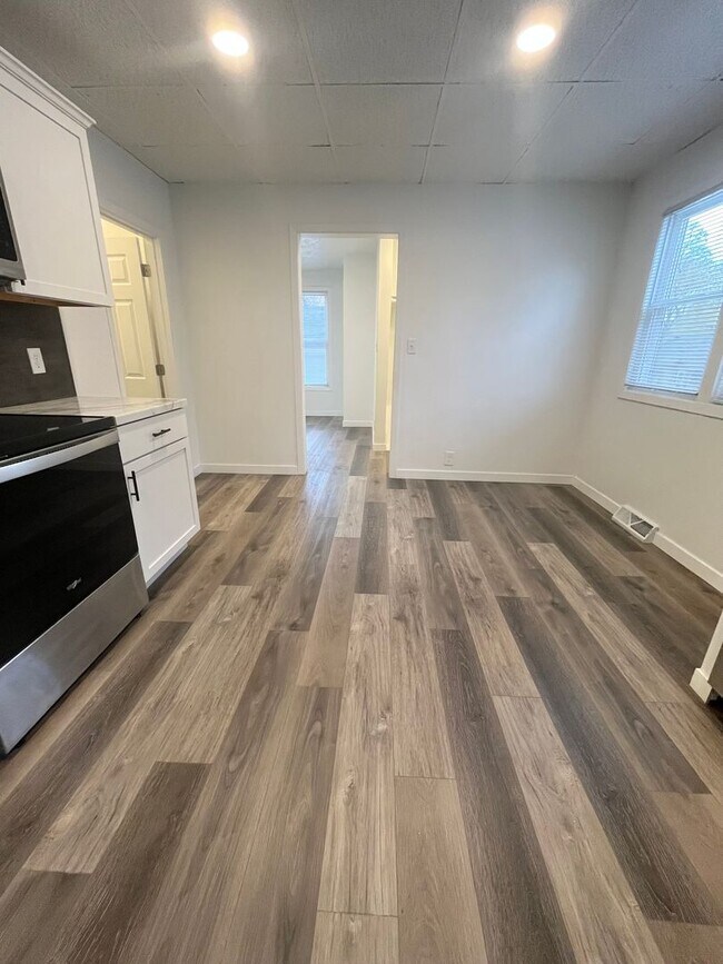 Building Photo - 4 Bed/1.5 Bath Rental Home in Central Sioux Falls!