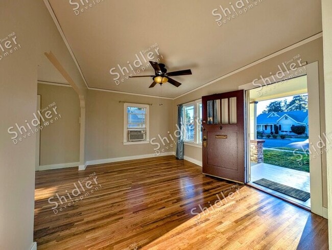 Building Photo - Upgraded Bungalow with Garage