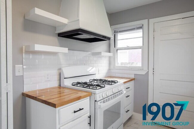 Building Photo - Completely Updated 3-Bed, 2-Bath Home in O...