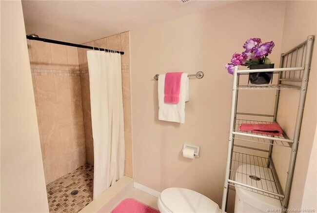 Building Photo - 1526 SE Royal Green Cir