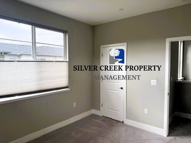 Building Photo - Modern Tri-Level Townhome in Prime Hayward...