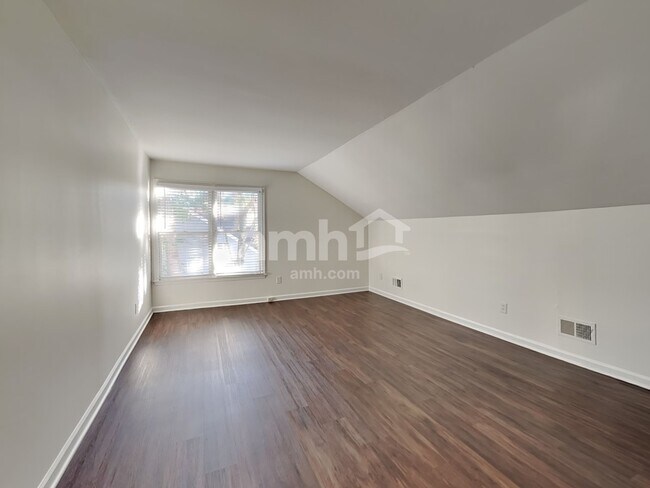 Building Photo - 1305 Groveland Trl