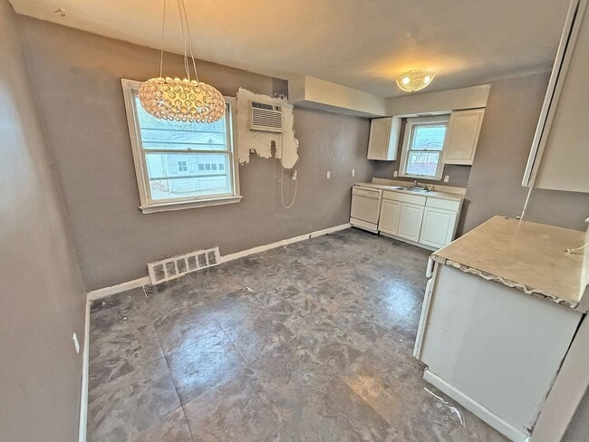 Building Photo - 3 BED 1 BATH BEAUTIFUL SINGLE FAMILY HOME ...