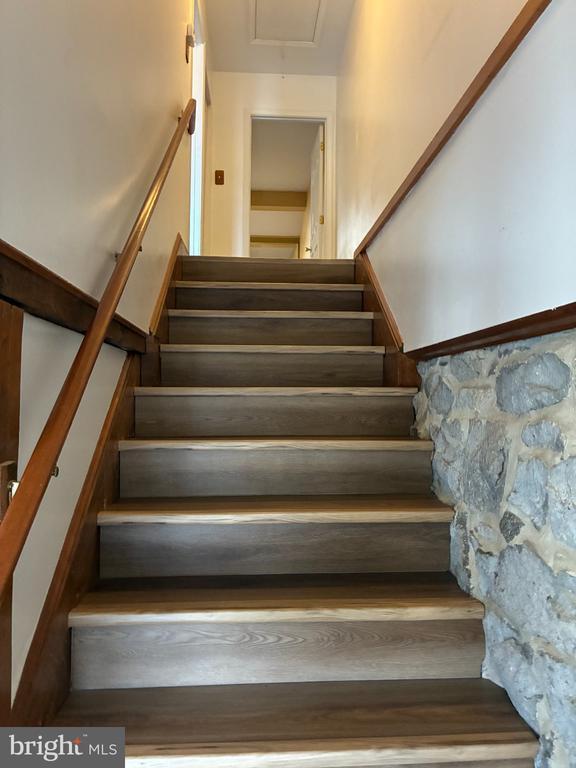 Building Photo - 16 Catalpa Ct