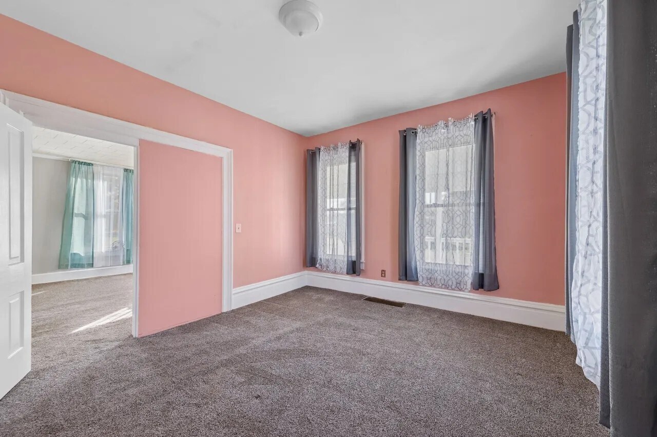 bedroom - 130 Seymour St