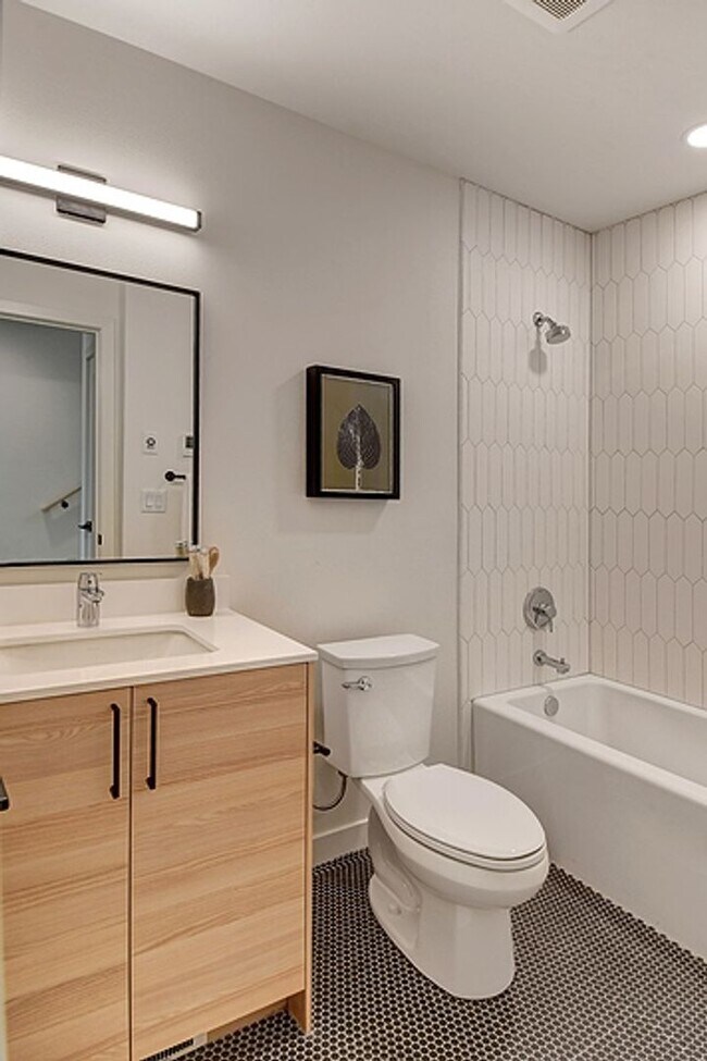 Building Photo - Queen Anne Townhome