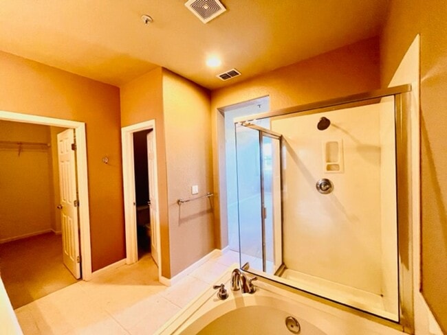 Building Photo - Beautiful 3BD/3BA, Two-Story Corner Unit C...