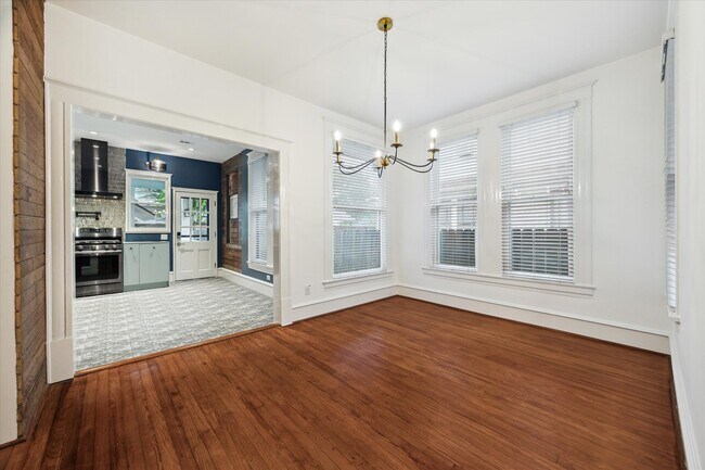 Building Photo - 208 E 12th St