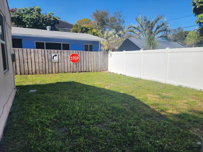 Building Photo - 413 SW 16th St