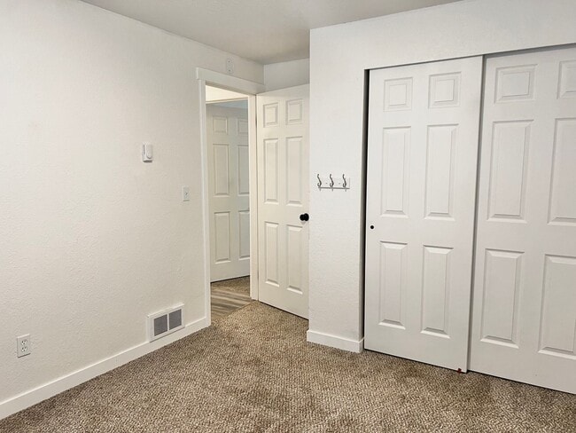 Building Photo - AVAILABLE NOW! 3BD 1.75 BATH SINGLE STORY HOME LARGE CORNER LOT