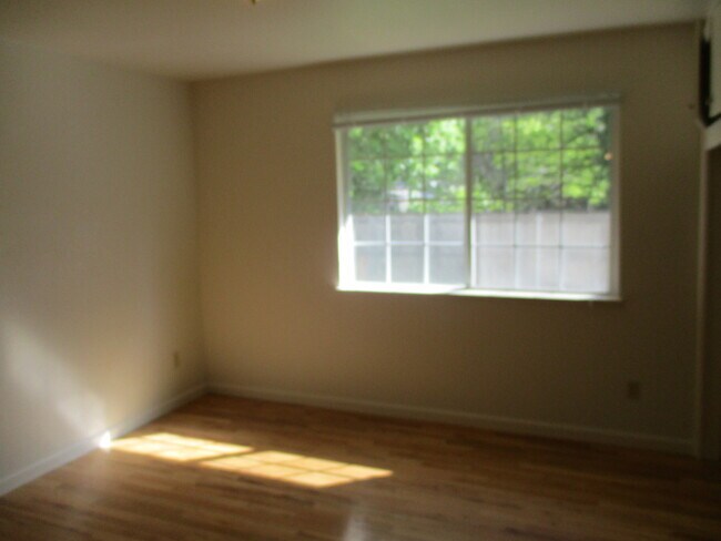 Building Photo - Cute Home Boasting Hardwood, close to Enloe and downtown Chico!