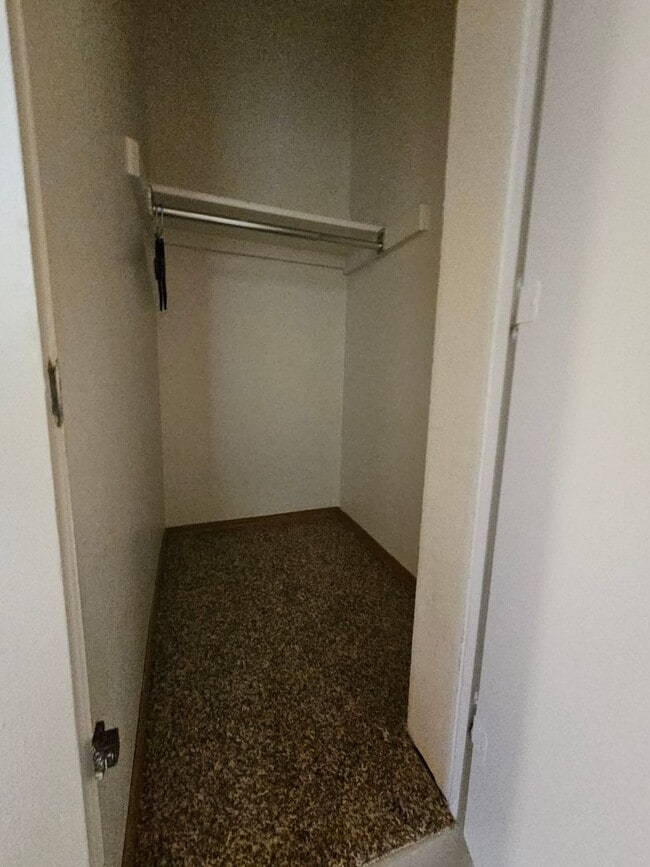 Building Photo - Spacious 2 Bed Townhome w/ Fenced Yard & N...