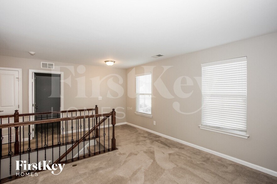 Building Photo - 3232 Oulten St SW