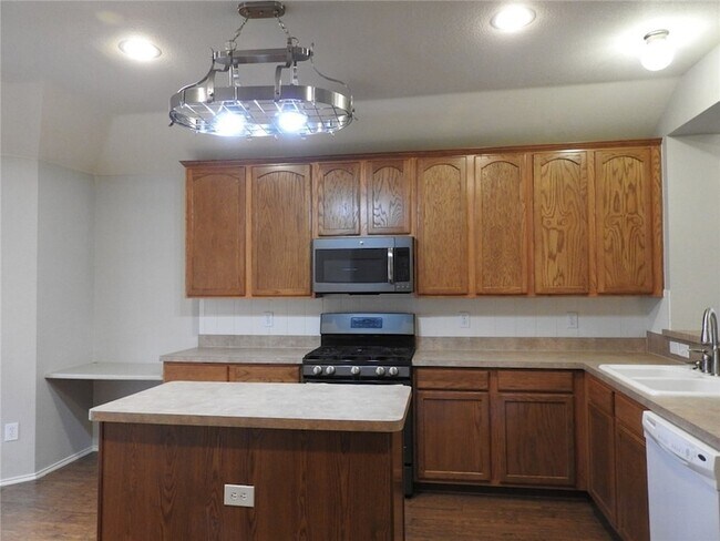Building Photo - 6006 Holly Crest Ln