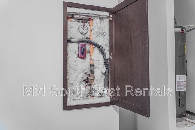 Building Photo - 220 Redwood Rd