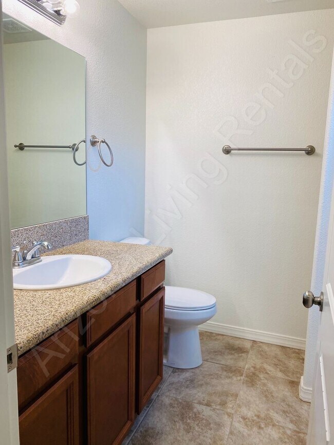 Building Photo - BEAUTIFUL 3 BEDROOM 2 CAR GARAGE HOME