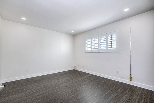 Building Photo - Updated 2-bedroom 2-bath condo in North Park!