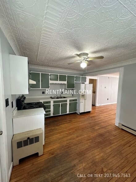 Building Photo - 203 Center St