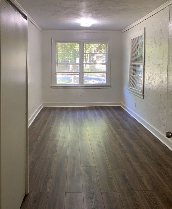 Building Photo - 4/2 House - Walking Distance to UF Law Sch...