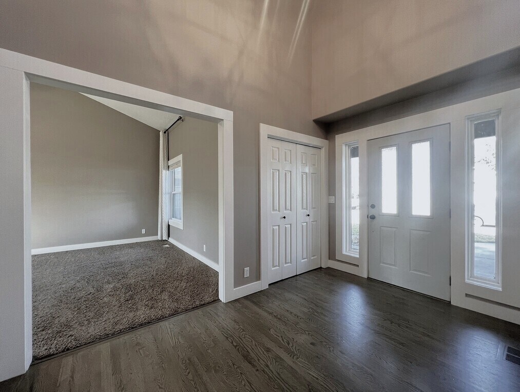 Building Photo - 2541 E Clarene Ct