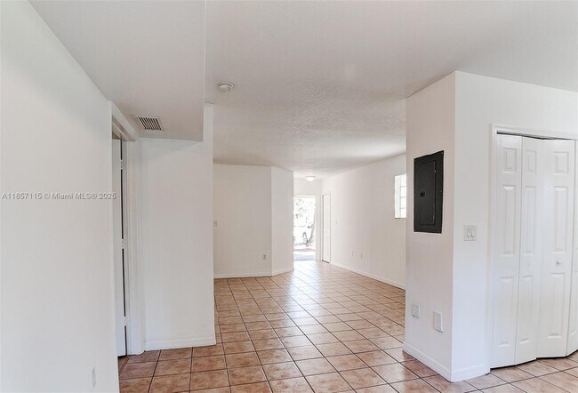 Building Photo - 970 NE 34th Ave