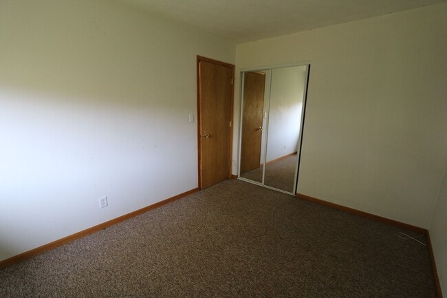 Building Photo - 2 Bedroom 1 Bath