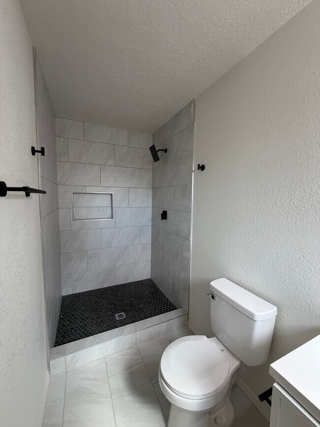 Building Photo - 3 Bedroom Single Story Home Available Near Unser Blvd NW & Paradise Blvd NW!