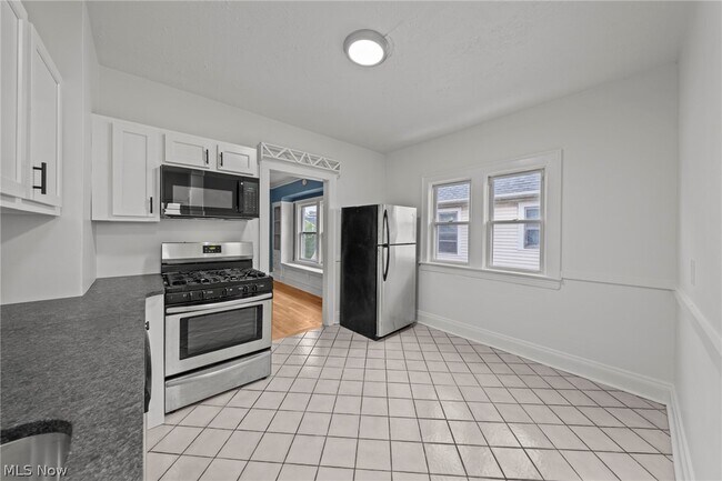 Building Photo - 2056 Wascana Ave
