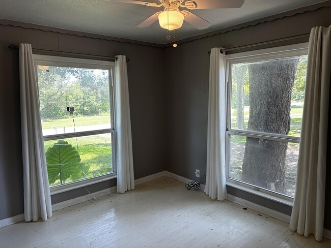 Building Photo - 906 Kingston Rd