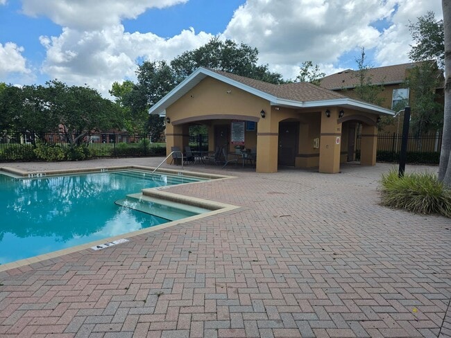 Building Photo - $1000 Off First Full Months Rent - Spacious townhome in Riverview!