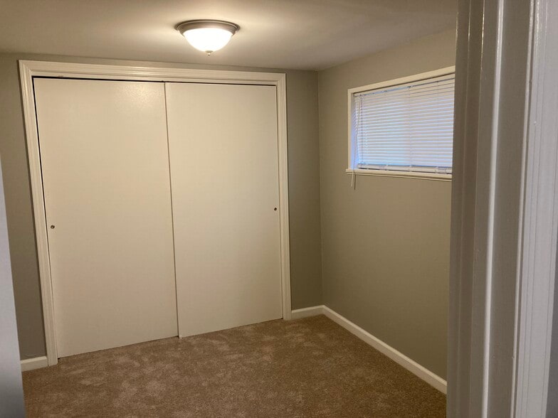 Building Photo - 319 Camp Horne Rd