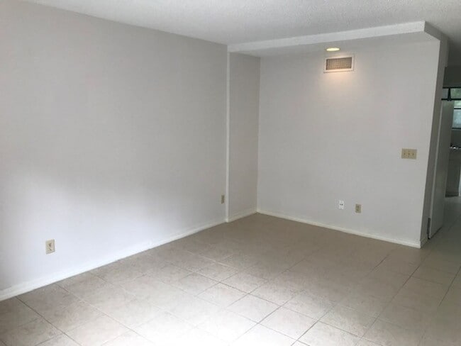 Building Photo - Excellent Town Home Near Campus!