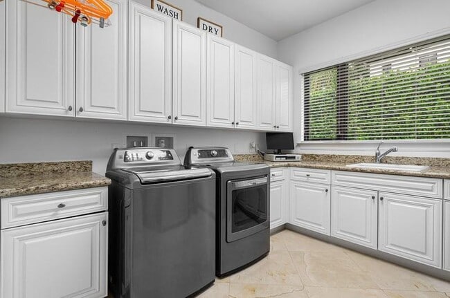 Building Photo - 7240 Lemon Grass Dr