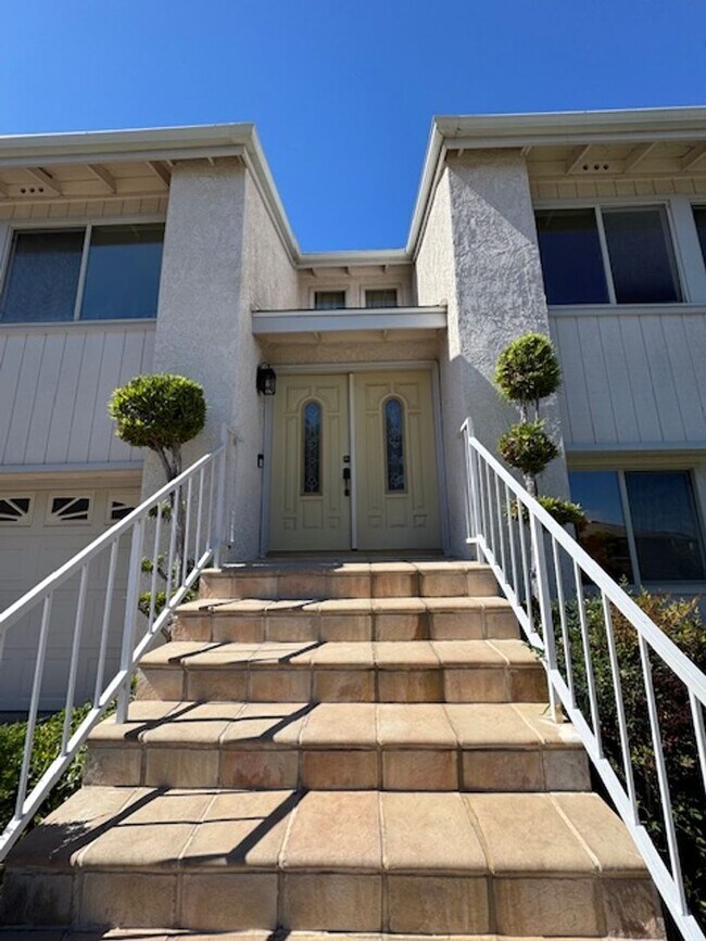 Building Photo - Newly Renovated 4 Bedroom 3 Bath Home with...