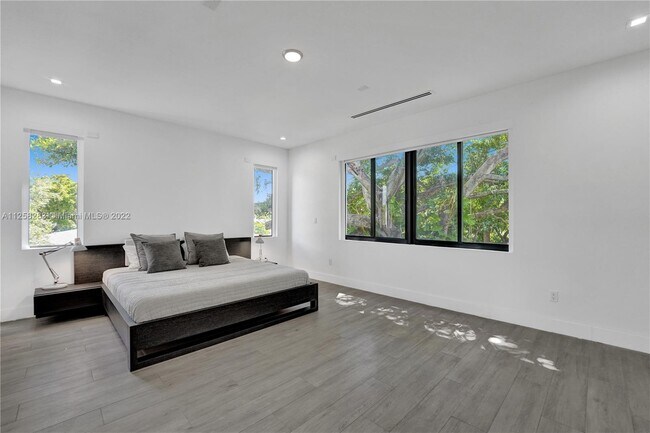 Building Photo - 3465 SW 3rd Ave