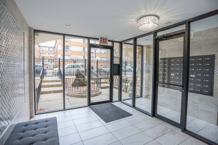 Building Photo - 5859 N Winthrop Ave