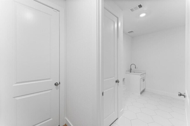 Building Photo - 26915 Longwood Ledge Ln