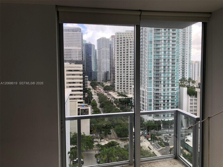 Building Photo - 1060 Brickell Ave