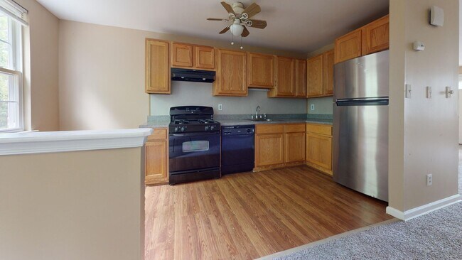 Building Photo - Classic 3 Bedroom with Washer/Dryer | Ches...