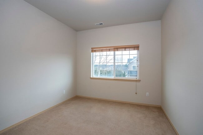 Building Photo - Modern 4 Bedroom, 2.5 Bath Home In Silver Creek w/AC