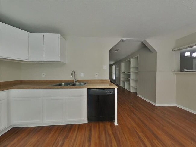 Building Photo - 15811 Kenbriar Dr