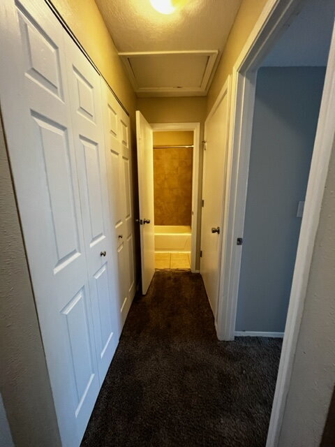 Building Photo - Downtown 2bd Townhouse! Balcony, off-street parking!