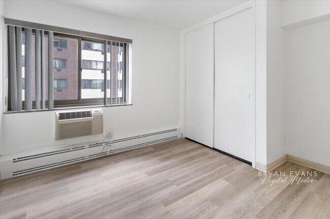 Building Photo - 7337 S South Shore Dr