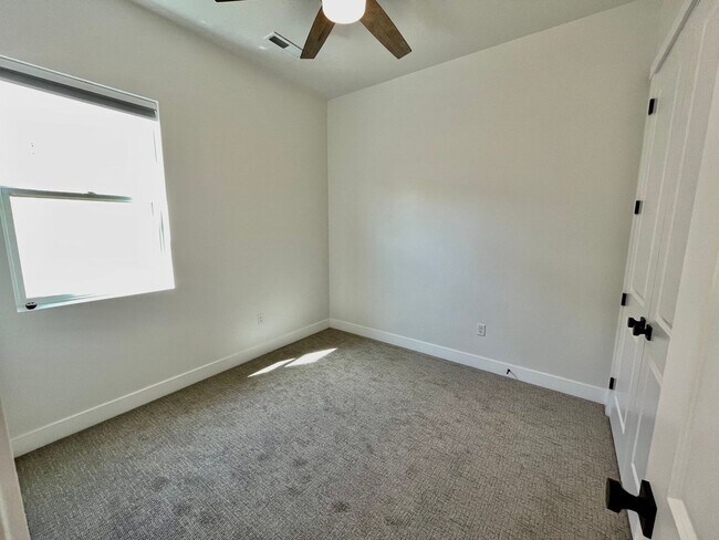 Building Photo - Like New! Three Bedroom Home in Desert Color