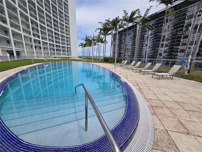 Building Photo - 601 NE 36th St